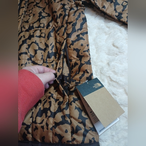 NEW The North Face Womens Circaloft Jacket Small Almond Butter Outdoors - Picture 5 of 12